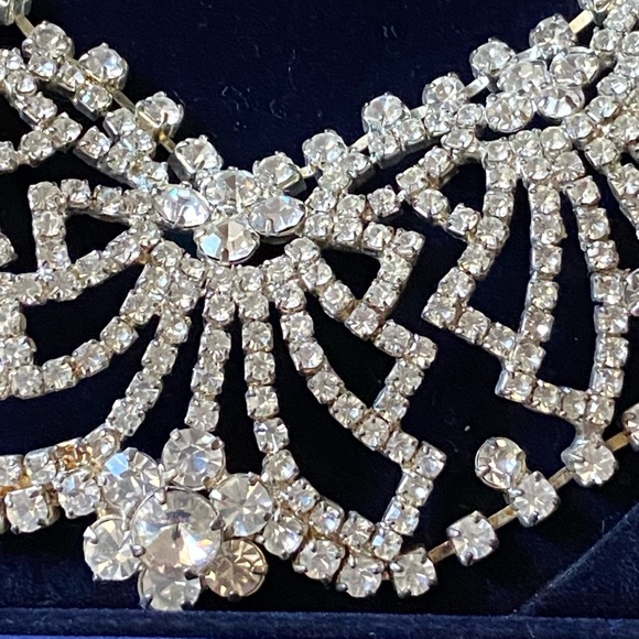 Lady beautiful necklaces and earrings set - Picture 3 of 3